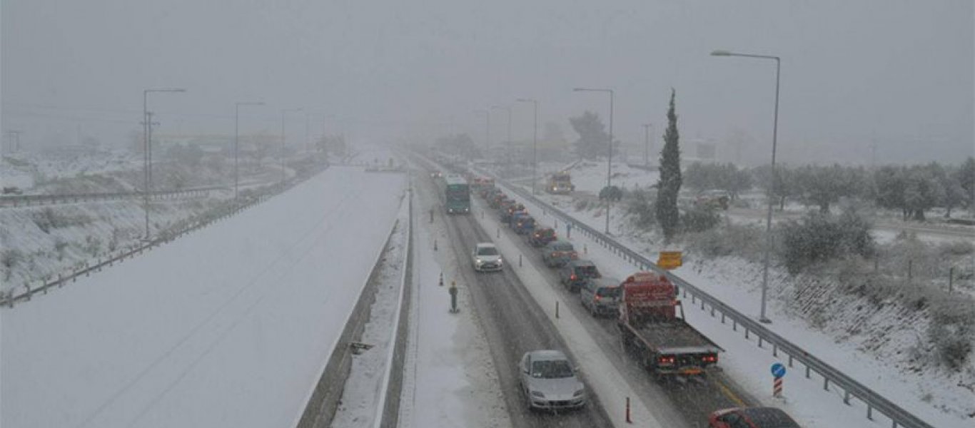 Εγκλωβισμένοι από τις 3 το μεσημέρι οι άνθρωποι στην Εθνική οδό Αθηνών-Πατρών (φωτό, βίντεο)